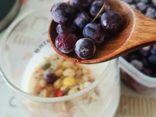蓝莓麦片酸奶杯,加蓝莓