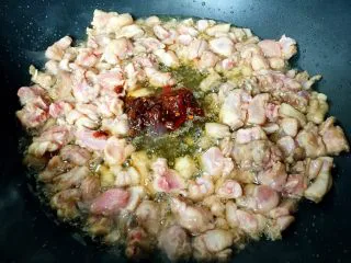 四川+双椒兔,放入豆瓣酱炒出香味。