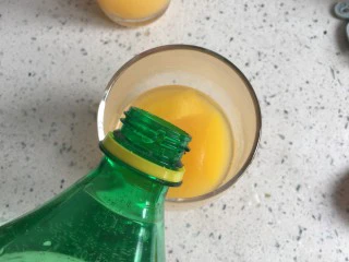 桃橙之恋 夏日饮品,倒入雪碧