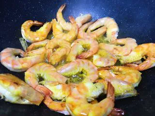 新年餐·茄汁大虾,煎制两面金黄