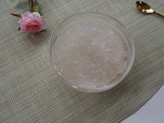 秒杀甜品店的，简单做法的杨枝甘露！,把煮好的西米用冷水冲洗一下，然后倒出晾干， 好晶莹剔透哦！ 