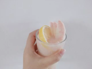 柠檬蜜桃养乐多—夏天的快乐,摆上柠檬和桃子一杯不输外面果饮店的桃子养乐多就完成啦