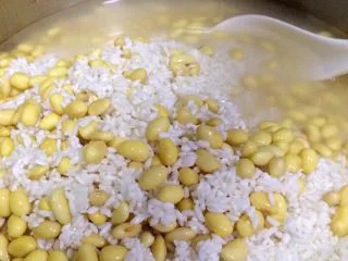 福建小吃—油饼,把泡发好的黄豆和大米混合在一起,水量还是要留些,但也不能过多,正常是刚好没过豆米的水量。(可参考下面研磨出来的豆米浆浓稠度)