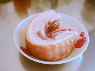 红烧肉,懒办法却更好吃~,五花肉如果皮上有毛,就用火烤一下。 我直接用燃气罩烤的~,烤完用刀刮一。 然后在用清水冲洗~