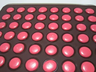 法式甜点马卡龙,烤盘放上硅胶垫,将面糊挤到垫子上大小随意。我挤得小,烤好了才3cm大小