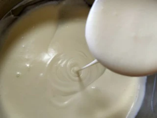 在家也可以制作奶茶,低速继续打至纹路不易消失且流动状态即可