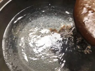 黑凉粉水果捞,取一个没有油的锅,加入2500毫升水,大火把水烧开,再把给黑凉粉糊倒入锅里,记得要一边倒一边快速搅拌,搅拌均匀以后,待水再次煮开就可以关火了。