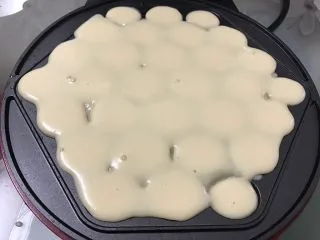 风靡街头的小吃——原味鸡蛋仔,倒入适量面糊