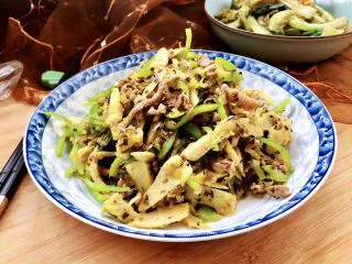 一番风味殿春蔬➕雪菜笋片炒肉丝,这道菜,制作简单,咸鲜可口,营养美味,喜欢的宝宝们快来试试吧