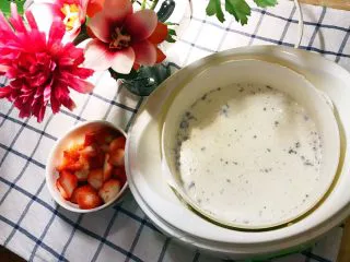 巧克力浓情草莓甜心酸奶杯,将草莓洗净后去蒂，切块。