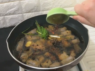 解馋小吃辣鸭脖,加入姜片 葱结 生抽 老抽