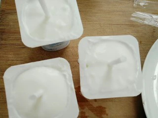 奇异果酸奶棒,全部倒满后震几下再插入吸管