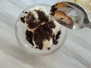 不怕化的冰激凌,看我让它72变~,取出冰激凌,放上奥利奥碎