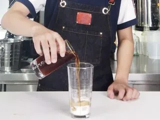 奶茶控们的福音，让你的奶茶肚换个口味,倒入吟香红茶茶汤