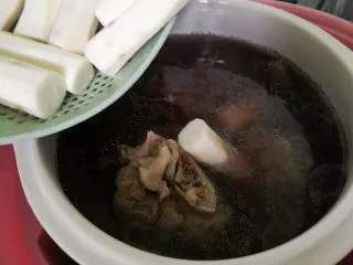 山药黑豆滋补汤,炖煮1.5小时后放入山药。