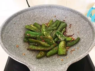 超级下饭菜 油焖尖椒,翻炒均匀，烧2分钟