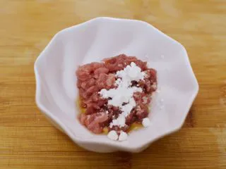 正宗地道的麻婆豆腐,放入料酒和生粉。