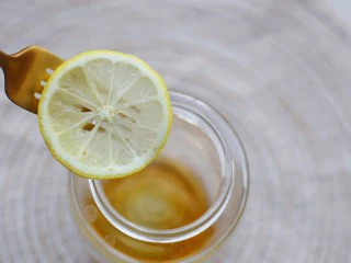 冬至美食 柠檬蜂蜜水,再放一层柠檬。