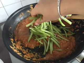 辣椒虾酱地瓜叶·东南亚风味,先加地瓜叶梗，翻炒