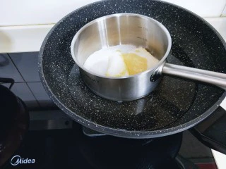 俄罗斯提拉米苏#异国美食#,隔水融化，需要一点耐心哈，因为砂糖融化比较慢。