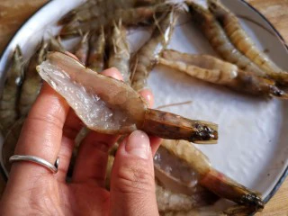 蒜蓉粉丝开背虾,鲜虾用厨房多用剪刀剪去虾须和虾枪,虾尾,再从虾头后面开始剪开虾背,剪的稍微深点,(能使虾展平)不要剪到虾的肚子,剔去虾线。
