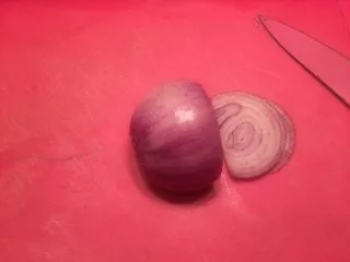 乡味~重庆小吃红油抄手,洋葱去皮切片。