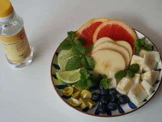 ㊙自制水果茶.清爽酸甜.夏季必备,将水果切片，柠檬和青柠要去籽，家里正好没有蜂蜜，临时用的糖浆（建议有蜂蜜的用蜂蜜会更好）