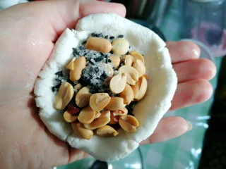 豆腐皮粄~客家小吃,加上馅料,慢慢包紧实