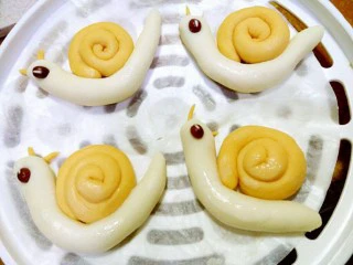花样馒头~小蜗牛馒头,放在蜗牛头部，放在蒸笼上，醒发十分钟左右