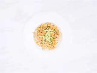 墨西哥风味鸡肉配麻酱乌冬面,在乌冬面上放上鸡肉丝,浇上混合酱料和黄瓜丝即可。