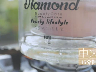 星空雪燕杯「厨娘物语」,放入蒸锅中中火蒸10分钟,也可以用养生壶隔水炖哦~