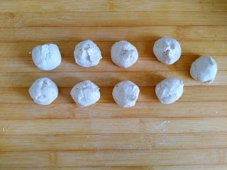 风情花生酱香蕉丸子,把粘粘的面团均分9等份