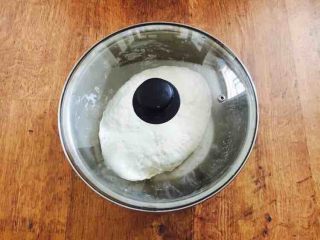 家乡风味饺子 三鲜馅饺子,在调馅之前我们把面和好，面不妨多和一些，面要稍微柔软些。 和面时水要分次分量往里加，先把它合成絮状，然后再把面和光滑，盖上锅盖或者保鲜膜静置30分钟。 