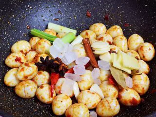 香辣啤酒鹌鹑蛋,加入葱姜蒜、冰糖、八角、香叶、桂皮、花椒、干红辣椒炒出香味