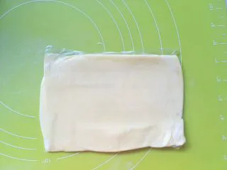 意式红烩牛柳酥,裹酥用黄油装入小号保鲜袋,软化后擀撑半个保鲜袋大小的薄片,入冰箱冷冻