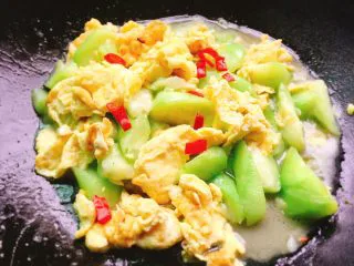 家常菜+丝瓜炒蛋,最后撒上辣椒，纯粹点缀哦不辣