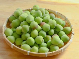 零失败的[青梅酒]和[青梅露]四月美食,准备青梅，要果肉比较硬实的，采购青梅时多买一点，因为会有磕碰，虫眼，划伤等问题