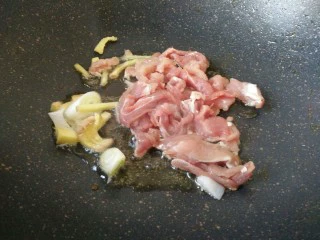 #猪年#莲藕炒肉,锅里油烧热，放入葱姜和肉片