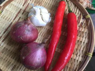 辣椒虾酱地瓜叶·东南亚风味,准备材料做东南亚风味（马拉盏）虾米辣椒酱