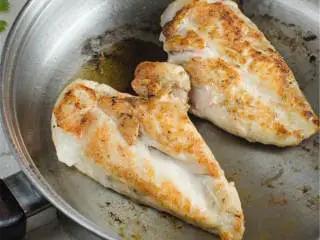 辣墨西哥风味蛋白质碗,在铁锅中加入橄榄油 ,开中高火,小心地将有机鸡胸 放在铁锅里,每边煎3-4分钟,直到呈黄棕色,将鸡胸肉转移至盘子里。