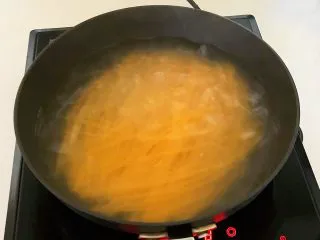 风味炒面 芽菜肉末炒玉米面,锅里加入冷水烧开后加入玉米面条，大火烧开