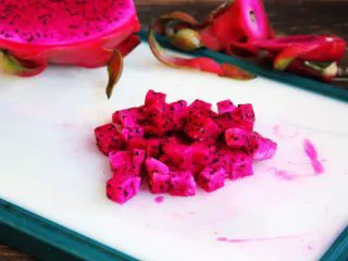 百变水果 三色水果银耳粥,火龙果果肉切成小丁。