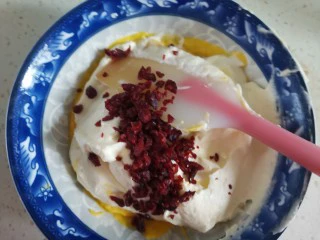 蔓越莓冰激凌,把淡奶油加入到蛋黄中,再加入切好的蔓越莓干