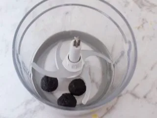 芝麻酸奶水果冻,把燕窝芝麻丸放入料理机中