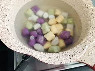 港式奶茶芋圆，Q弹软糯，奶香浓郁,加水适量水烧开。