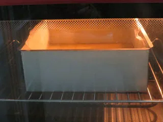 法式小甜点【椰蓉柠檬小方】,烤箱中下层165度,上下火烤35分钟,直到柠檬馅凝固