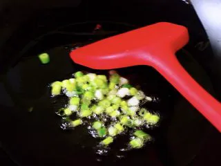 烧烤风味的香煎孜然小土豆,陶瓷炒锅烧热后，加入花生油后，爆香葱花后；