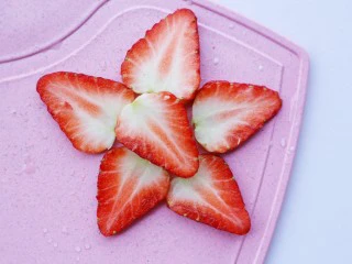 两分钟自制超nice的草莓奶昔,切出6片草莓。