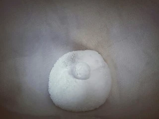 #冬喝暖饮夏吃冰#健康低卡-芒果酸奶昔,首先把白砂糖,和乳酸菌加入酸奶盒里。