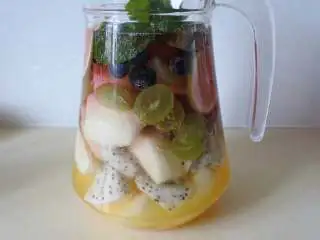 西班牙水果酒,大名鼎鼎的桑格利亚汽酒,简单几步就能做,冰箱冷藏1-2小时即可饮用